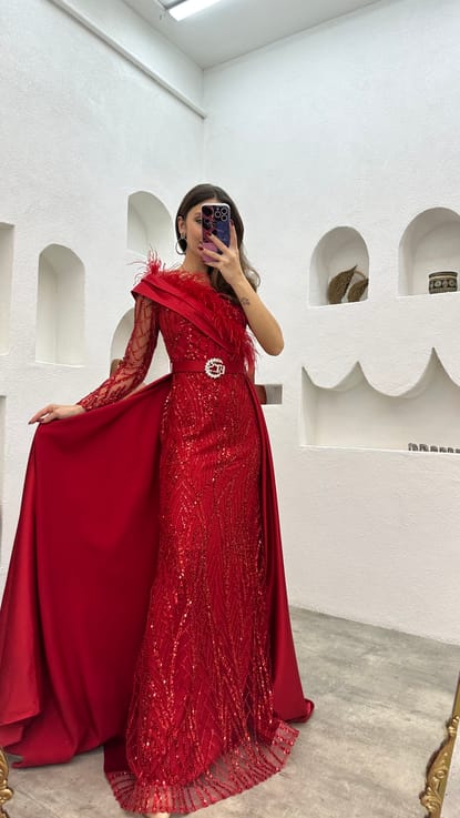 Kırmızı Tüy Detay Drapeli Pul Payet Abiye Elbise