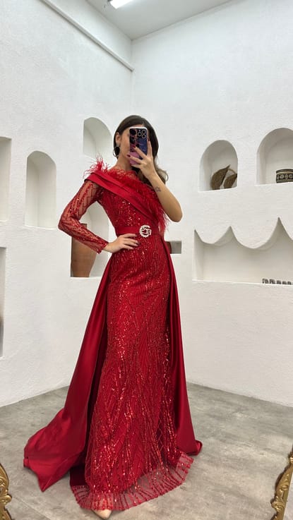 Kırmızı Tüy Detay Drapeli Pul Payet Abiye Elbise