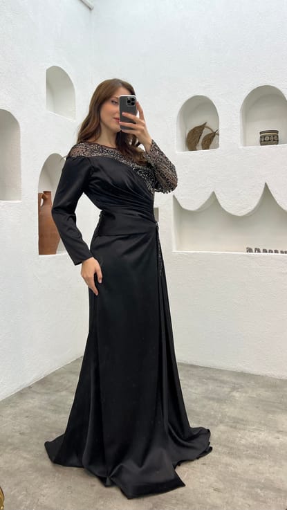 Siyah Taş Detay Drapeli Saten Büyük Beden Abiye Elbise