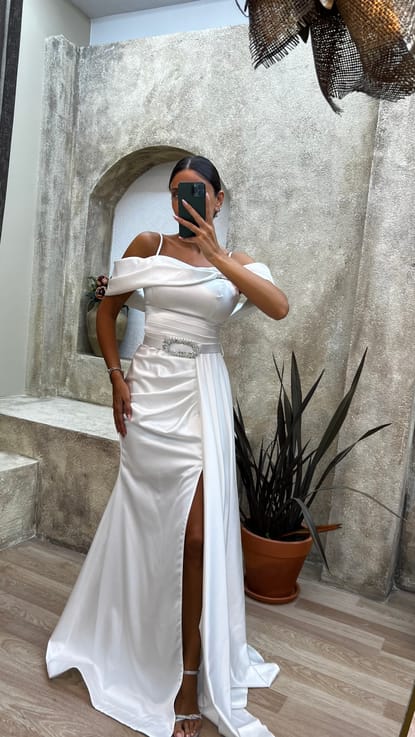Beyaz İp Askılı Fiyonk Yaka Drapeli Saten Abiye Elbise