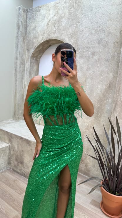 Yeşil Göğsü Tüylü Transparan Detay Payet Abiye Elbise