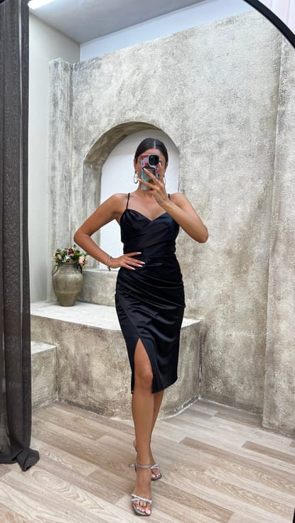 Siyah Sırtı Çapraz Büzgülü Midi Elbise