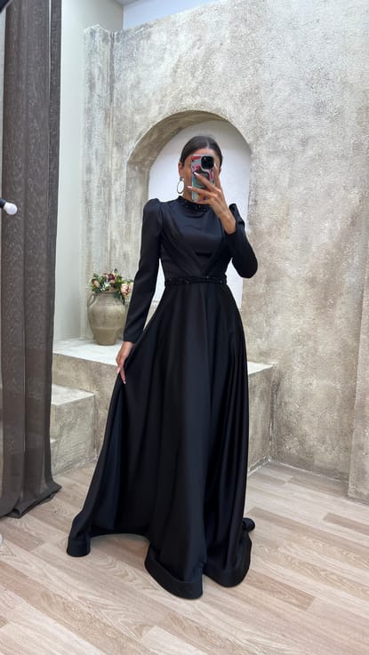 Siyah Vatkalı Beli İşlemeli Saten Tesettür Abiye Elbise