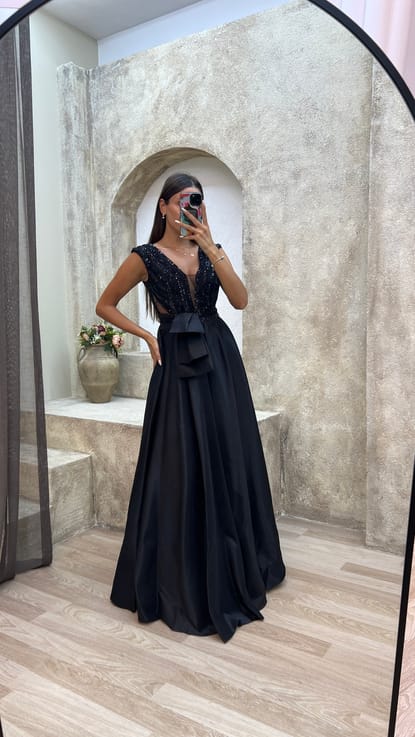 Siyah V Yaka Göğsü Payet Bel Detay Abiye Elbise