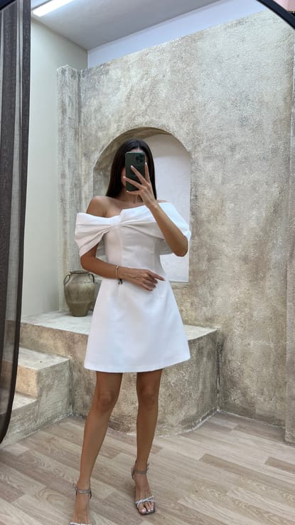 Beyaz Straplez Fiyonk Detay Tasarım Mini Elbise