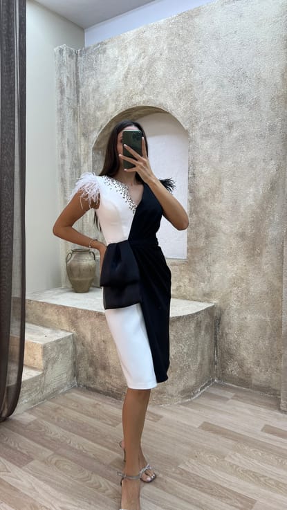 Beyaz V Yaka Kolları Tüy Detay Tasarım Elbise