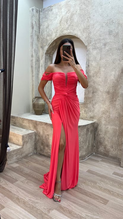 Kırmızı Omuz Detay Beli Fiyonk Abiye Elbise
