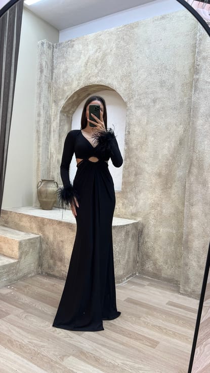 Siyah Bel Detay Kolları Tüylü Tasarım Saten Abiye Elbise