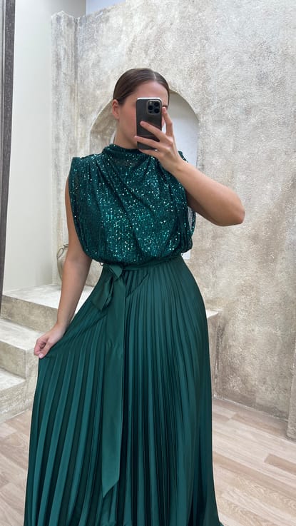 Zümrüt Yeşili Göğsü Payet Plise Detay Tasarım Abiye Elbise