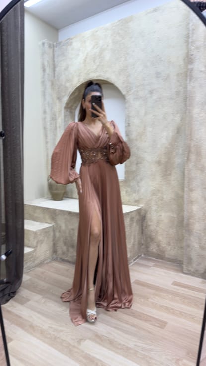 Kahverengi Balon Kol Pliseli Bel Detay Tasarım Saten Abiye Elbise