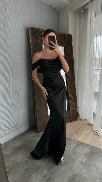 Siyah Omuz Detay Drapeli Tasarım Saten Abiye Elbise