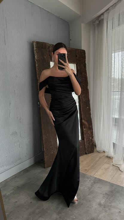 Siyah Omuz Detay Drapeli Tasarım Saten Abiye Elbise