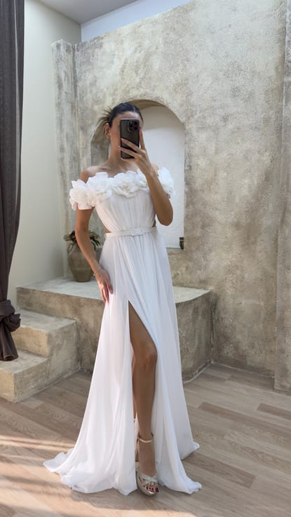 Beyaz Straplez Göğsü Gül Bel Detay Tasarım Abiye Elbise
