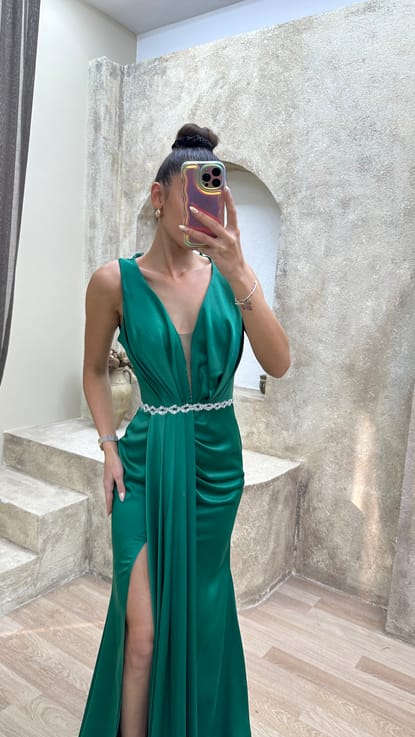 Zümrüt Yeşili Sırt Detay Yırtmaçlı Drapeli Tasarım Elbise