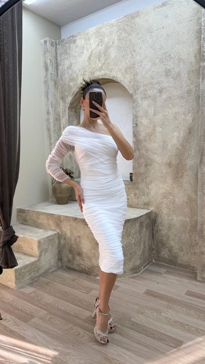 Beyaz Asimetrik Kesim Drapeli Tasarım Elbise