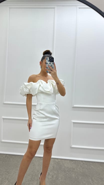 Beyaz Straplez Göğsü Volanlı Tasarım Elbise