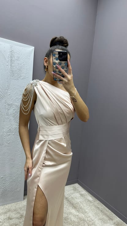 Bej Omuzu Zincir Detay Drapeli Tasarım Saten Abiye Elbise