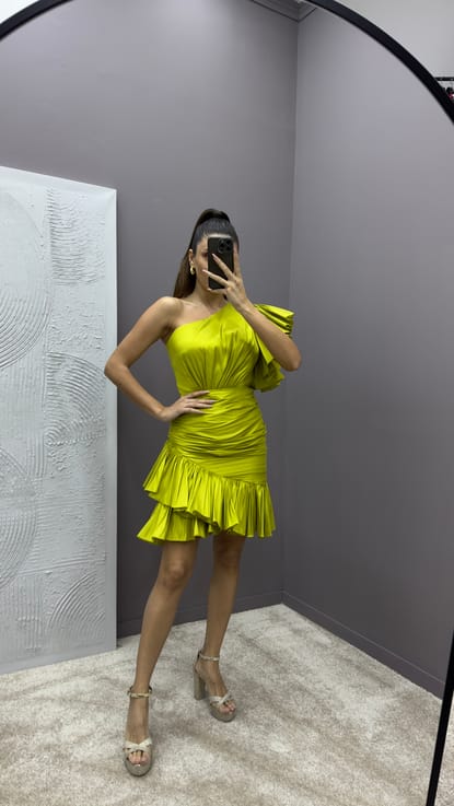 Sarı Tek Omuz Kolu ve Eteği Fırfırlı Tasarım Saten Elbise
