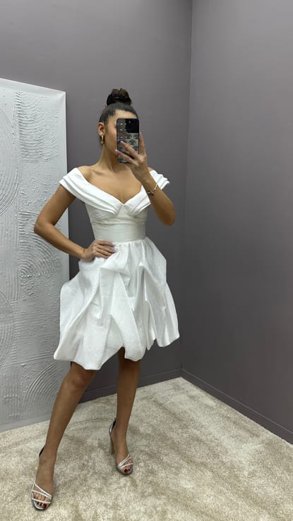 Beyaz Göğüs Detay Balon Etek Tasarım Elbise