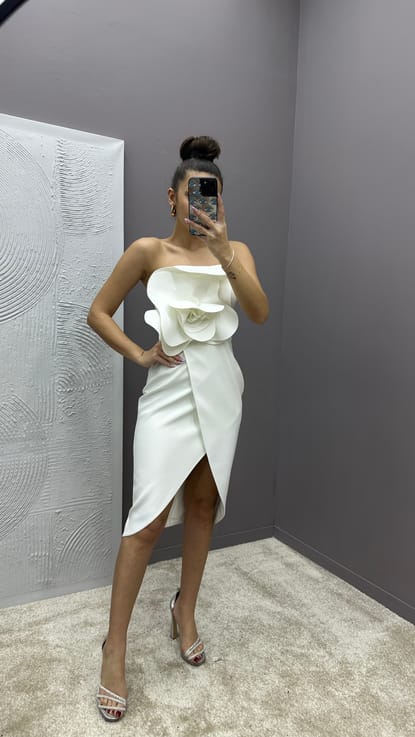 Beyaz Straplez Çiçek Detay Tasarım Elbise
