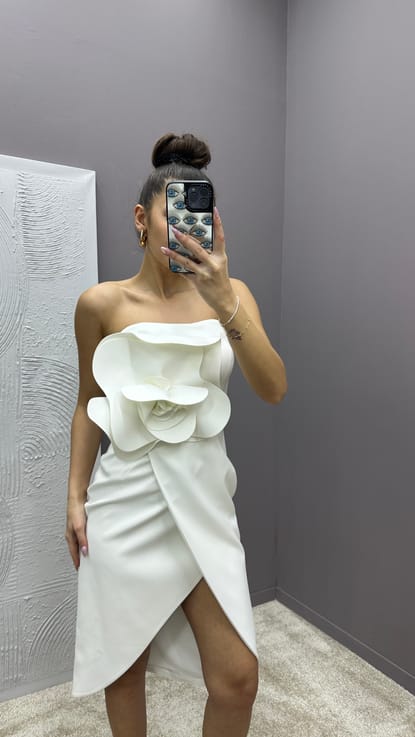 Beyaz Straplez Çiçek Detay Tasarım Elbise