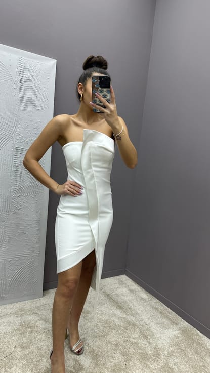Beyaz Straplez Asimetrik Kesim Tasarım Elbise
