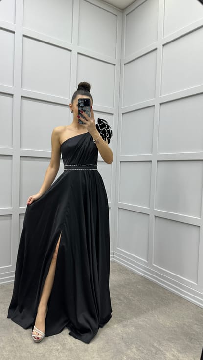 Siyah Tek Omuz Volan Detay Drapeli Tasarım Saten Abiye Elbise