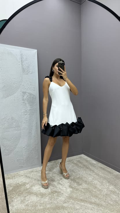 Beyaz Omuzları Ve Etek Ucu Volan Detay Tasarım Mini Elbise