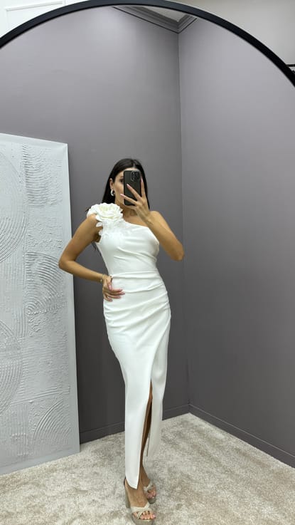 Beyaz Tek Omuz Gül Detay Yırtmaçlı Tasarım Elbise