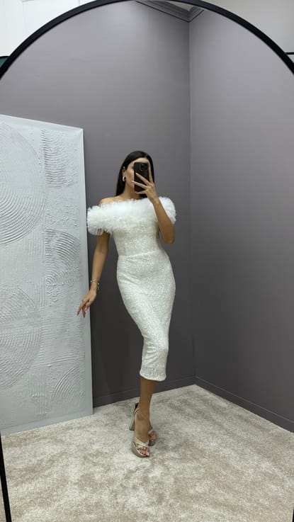 Beyaz Straplez Fırfırlı Tüy Detay Tasarım Payet Elbise