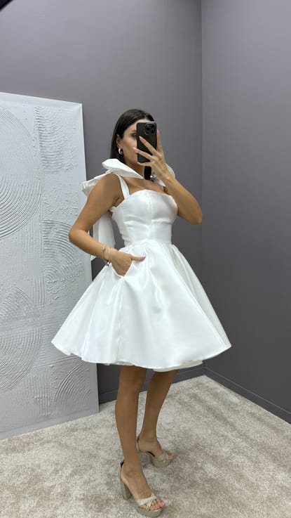 Beyaz Omuzları Fiyonk Detay Pileli Tasarım Saten Elbise
