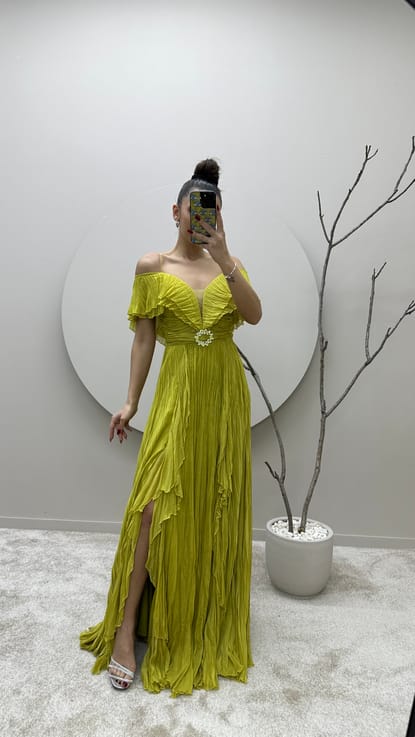 Sarı İp Askılı Broşlu Tasarım Elbise