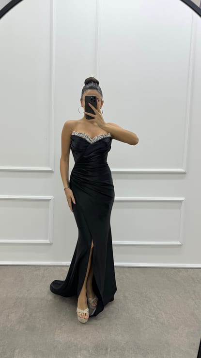 Siyah Straplez Göğsü Taşlı Tasarım Saten Elbise