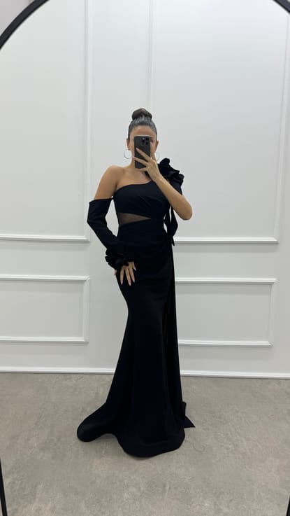 Siyah Omuzu Gül Volan Detay Tasarım Abiye Elbise