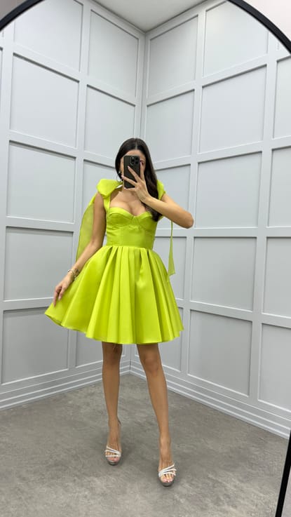 Yeşil Boyun Detay Eteği Pileli Tasarım Elbise