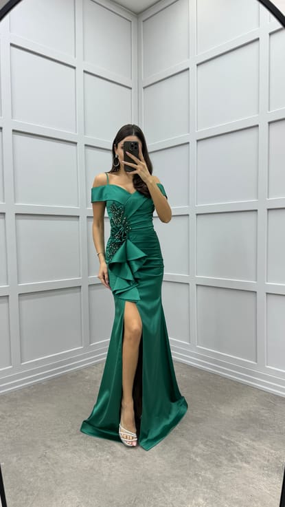 Zümrüt Yeşili Kayık Yaka Göğsü İşlemeli Beli Volan Detay Tasarım Saten Abiye Elbise
