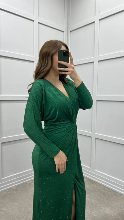 Zümrüt Yeşili Puantiye İşlemeli Bel Detay Tasarım Büyük Beden Elbise
