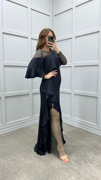 Siyah Asimetrik Kesim Göğsü Ve Beli Volanlı Tasarım Büyük Beden Elbise
