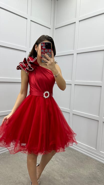 Kırmızı Omuzu Volan Detay Kemerli Tasarım Tül Elbise