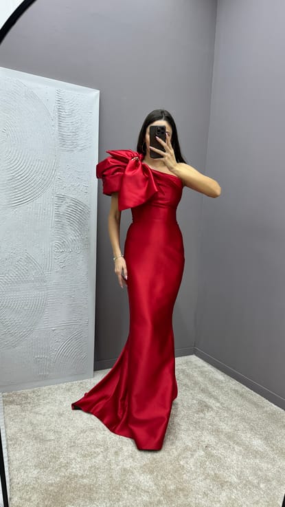 Kırmızı Tek Omuz Taşlı Omuz Detay Tasarım Saten Elbise