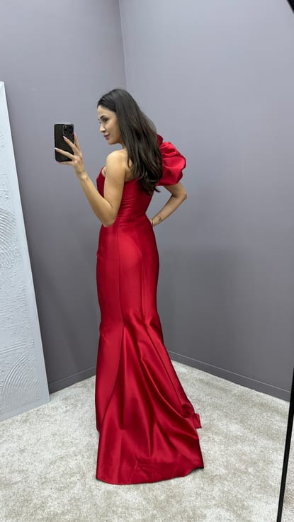 Kırmızı Tek Omuz Taşlı Omuz Detay Tasarım Saten Elbise