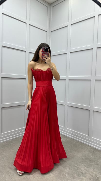 Kırmızı Straplez Göğsü İşlemeli Pliseli Tasarım Elbise