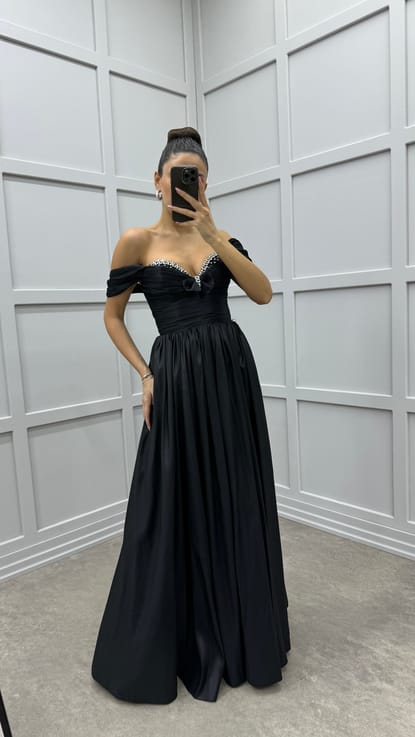 Siyah Göğsü İşlemeli Fiyonk Detay Tasarım Elbise