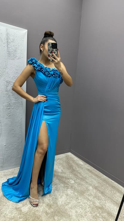Mavi Tek Omuz Gül Detay Göğsü Pliseli Tasarım Abiye Elbise