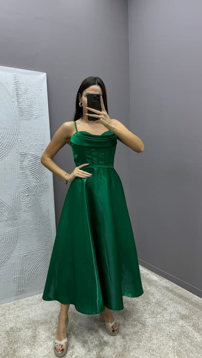 Zümrüt Yeşili İp Askılı Göğüs Detay Tasarım Elbise