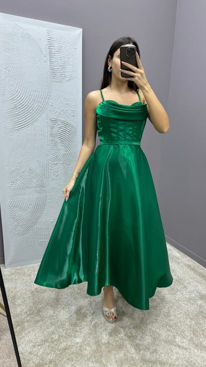 Zümrüt Yeşili İp Askılı Göğüs Detay Tasarım Elbise