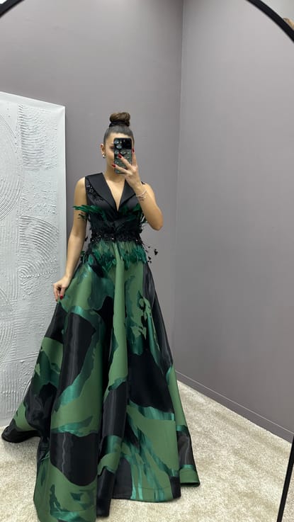 Zümrüt Yeşili Göğsü Tüylü Desenli Tasarım Elbise