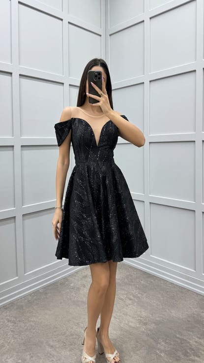 Siyah Kol Detay İşlemeli Tasarım Mini Elbise
