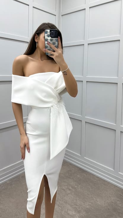 Beyaz Straplez Bel Detay Tüylü Tasarım Midi Elbise