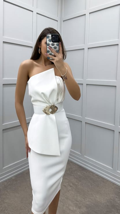 Beyaz Straplez Göğüs Detay Kemerli Tasarım Kalem Elbise